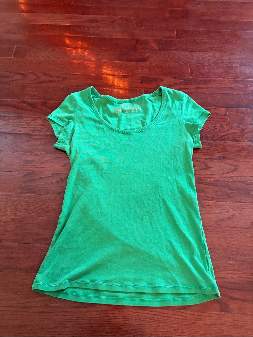 Vintage Y2K Victoria’s Secret Women’s Green T Shirt (Medium is my best guess)
